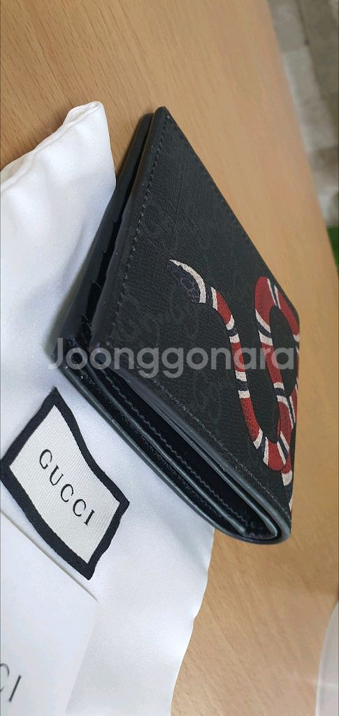 구찌 스네이크 반지갑 새상품급 블랙 정품(감정O)프라다루이비통디올고야드샤넬셀린느보테가생로랑버버리발렌시아가--6