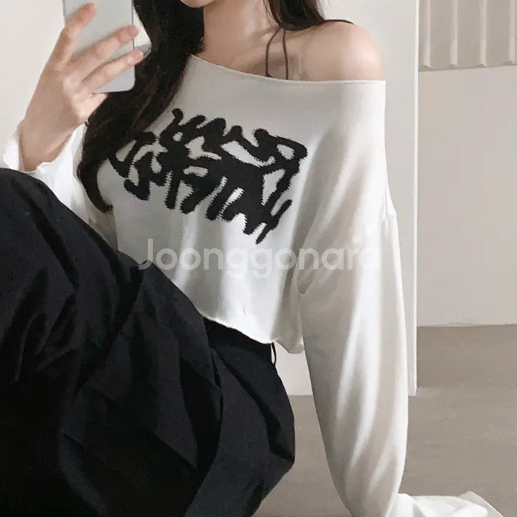 에이블리 레터링 루즈핏 크롭 오프숄더 긴팔티 화이트--1