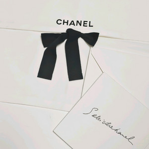 샤넬 의류 더스트백과 엽서