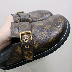 루이비통 모노그램 코지 뮬 슬리퍼