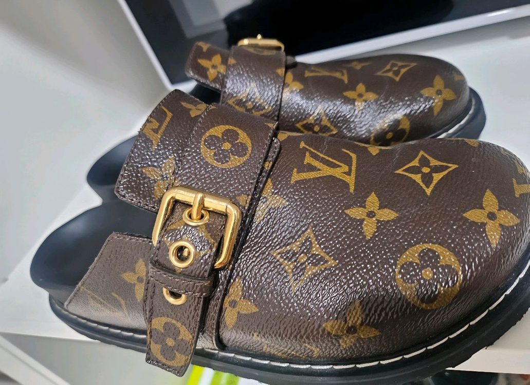 루이비통 모노그램 코지 뮬 슬리퍼 이미지