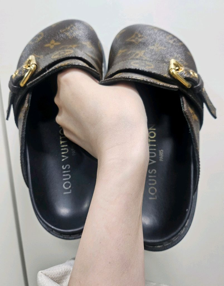 루이비통 모노그램 코지 뮬 슬리퍼 이미지