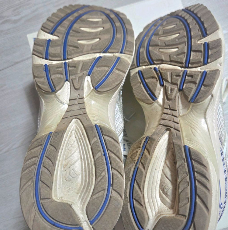 아식스 어보브더클라우즈 젤1090버치 265사이즈--3