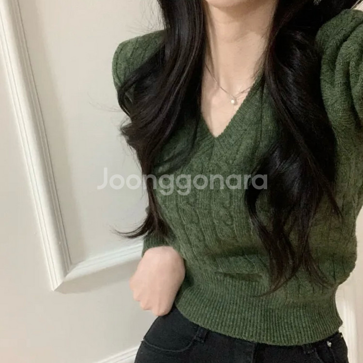 에이블리 크롭 브이넥 꽈배기 니트 그린--1