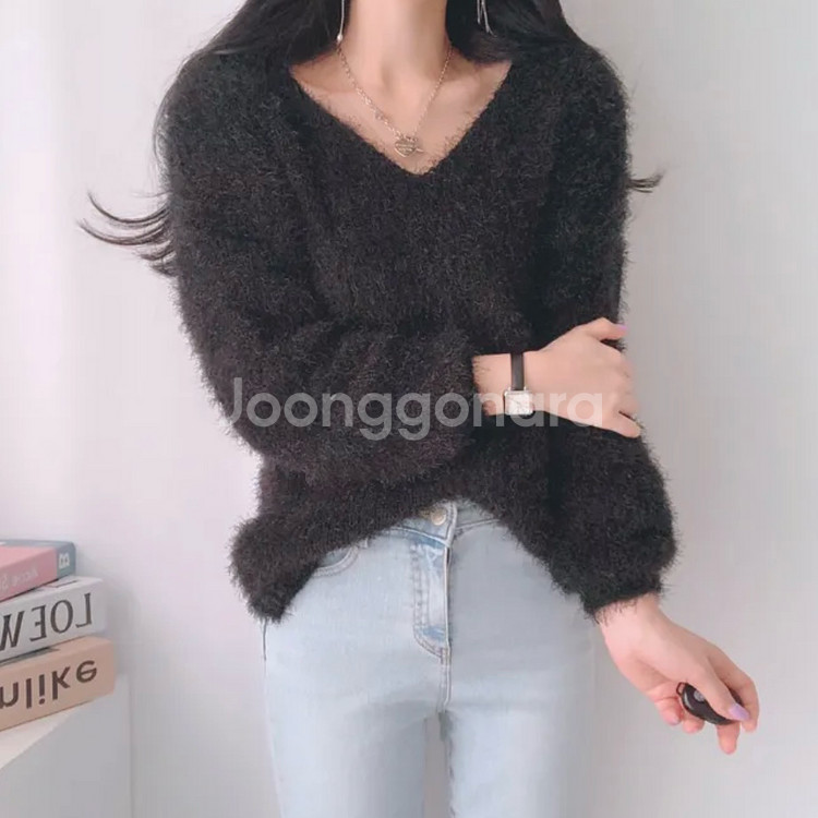 에이블리 포근 브이넥 눈꽃 앙고라 니트 블랙--1