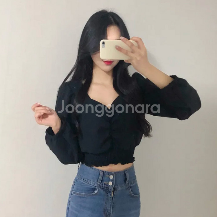 에이블리 크롭 셔링 하트넥 스모크 블라우스 블랙--1