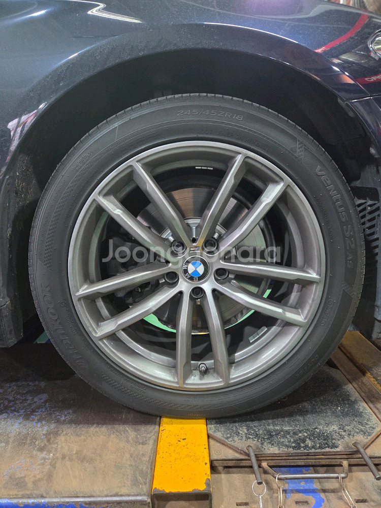 BMW G30 662M 18인치 휠 타이어 팝니다.--0