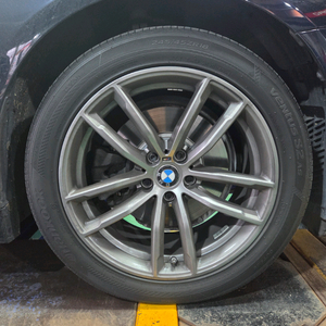 BMW G30 662M 18인치 휠 타이어 팝니다.
