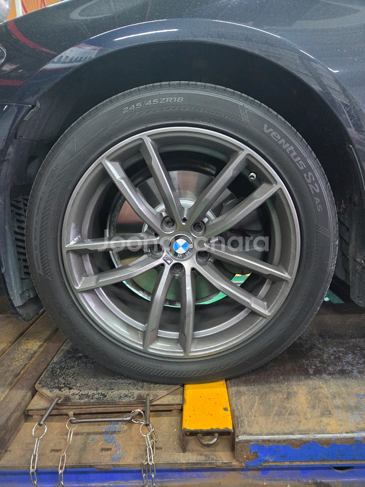 BMW G30 662M 18인치 휠 타이어 팝니다.--2