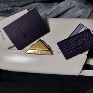 정품 프라다 브러쉬드 삼각 핸드백 풀박