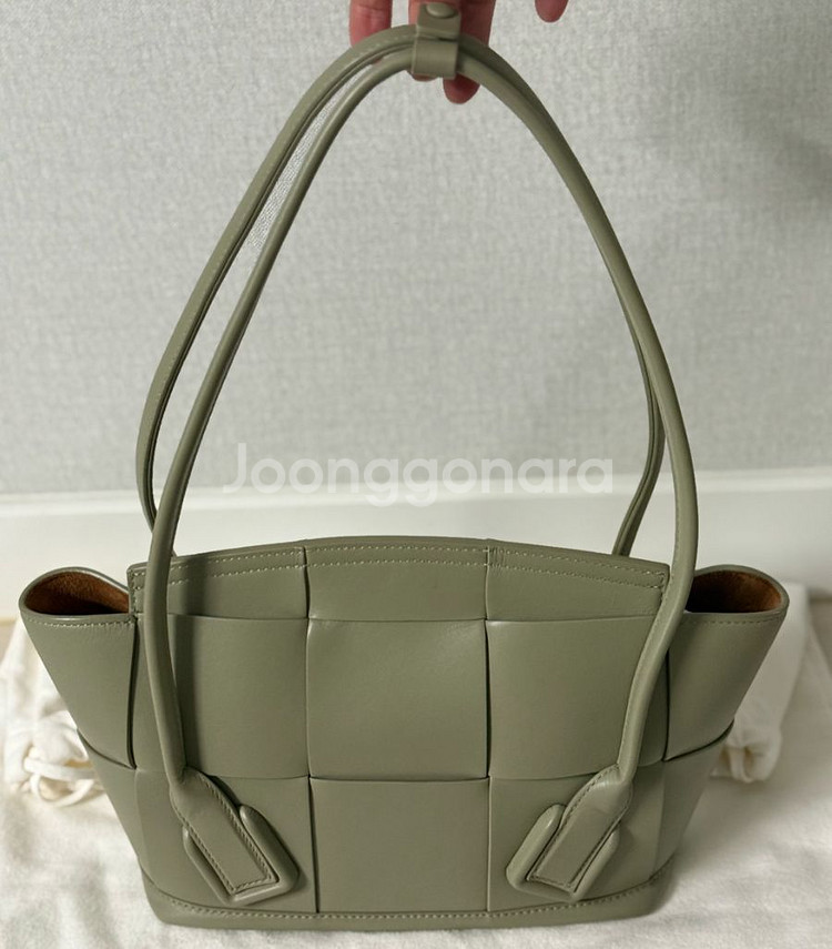 보테가베네타 아르코스몰 트래버틴 컬러 판매합니다.--1