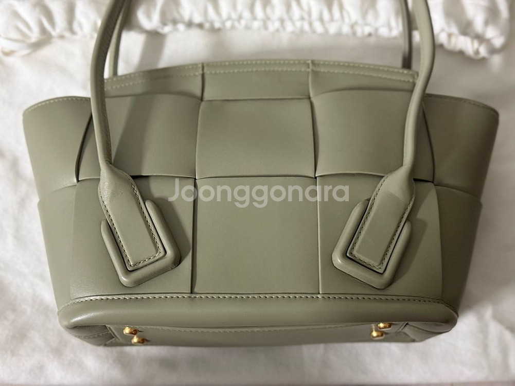 보테가베네타 아르코스몰 트래버틴 컬러 판매합니다.--2