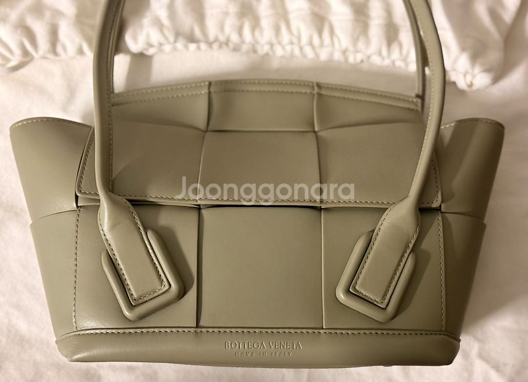 보테가베네타 아르코스몰 트래버틴 컬러 판매합니다.--3