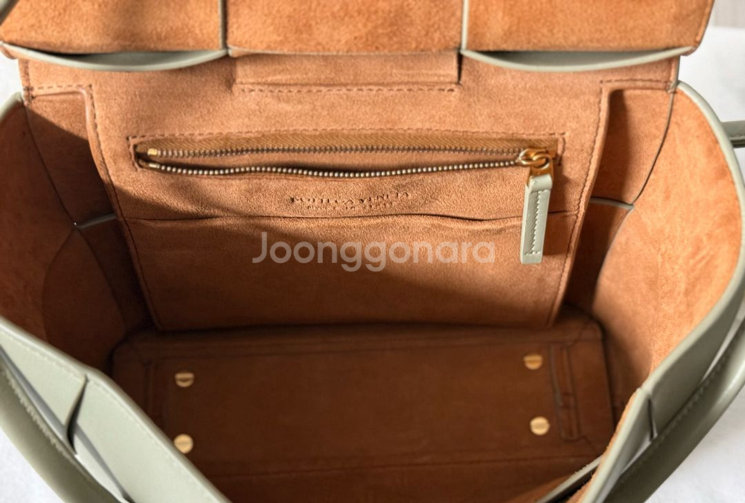 보테가베네타 아르코스몰 트래버틴 컬러 판매합니다.--5