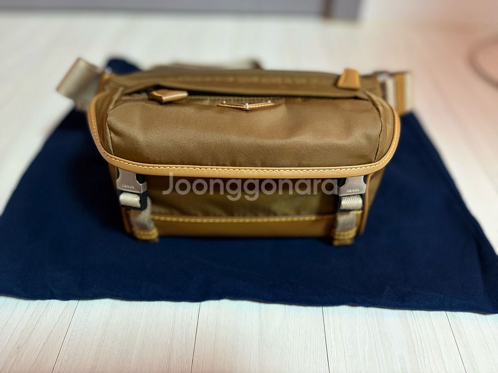 프라다 바이커백 스몰 판매합니다.--1