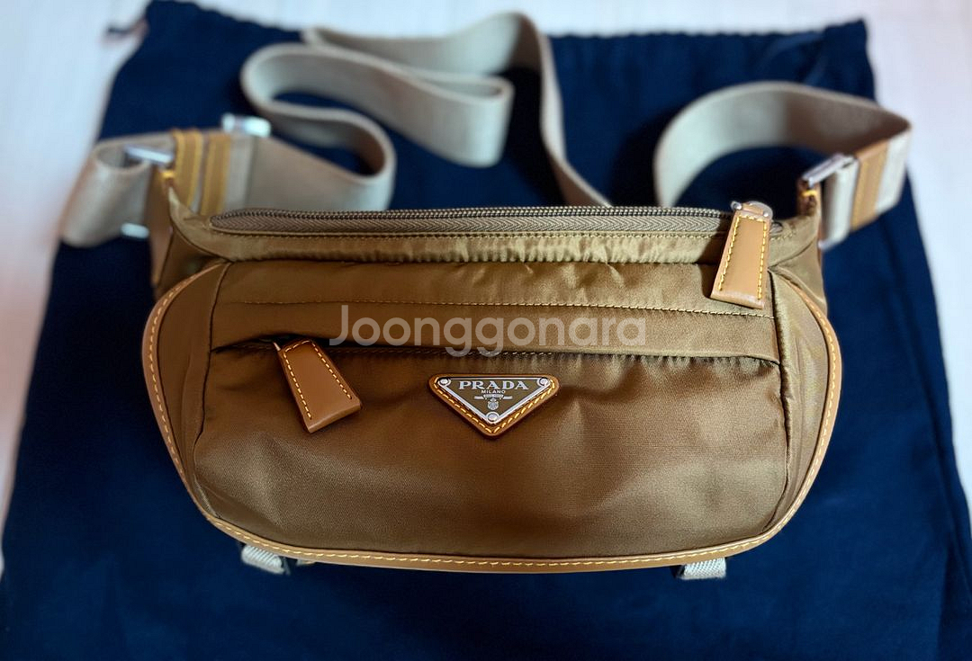 프라다 바이커백 스몰 판매합니다.--2