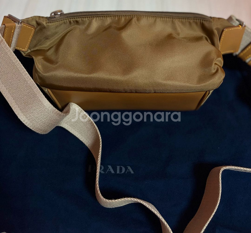 프라다 바이커백 스몰 판매합니다.--3