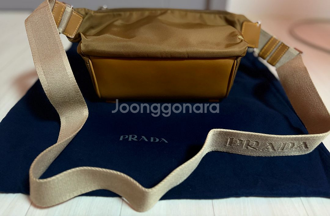 프라다 바이커백 스몰 판매합니다.--4
