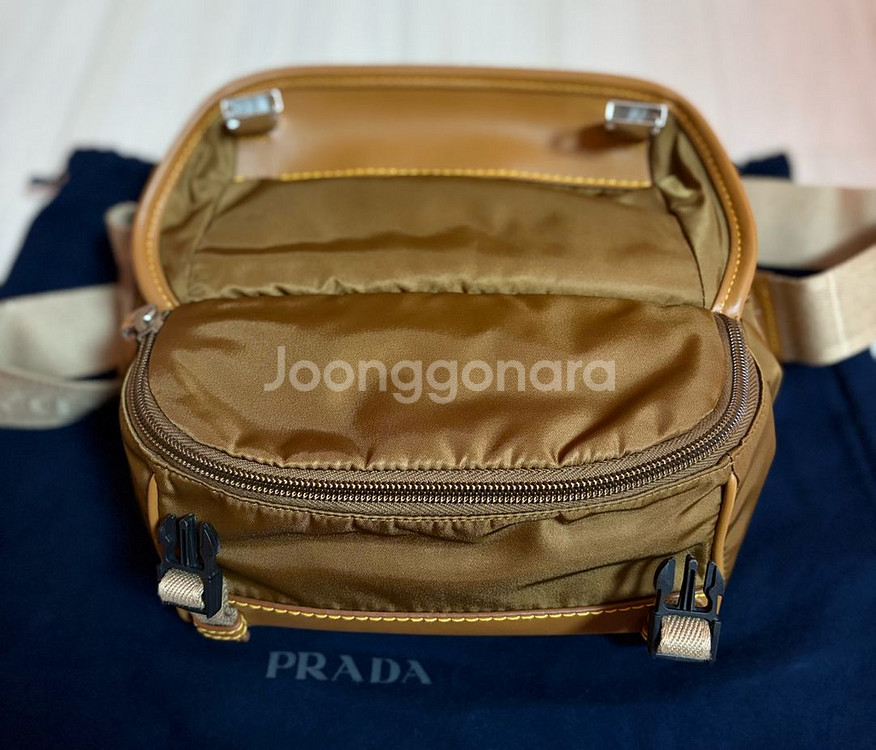 프라다 바이커백 스몰 판매합니다.--5