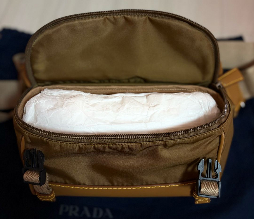 프라다 바이커백 스몰 판매합니다.--6