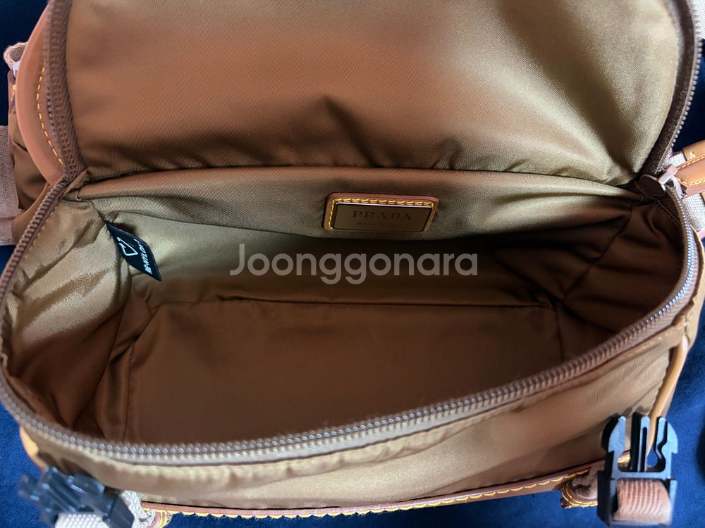 프라다 바이커백 스몰 판매합니다.--8