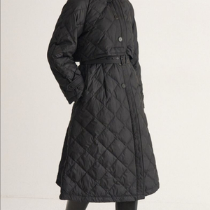 MINE 브랜드의 벨티드 퀼팅 구스다운 롱 코트