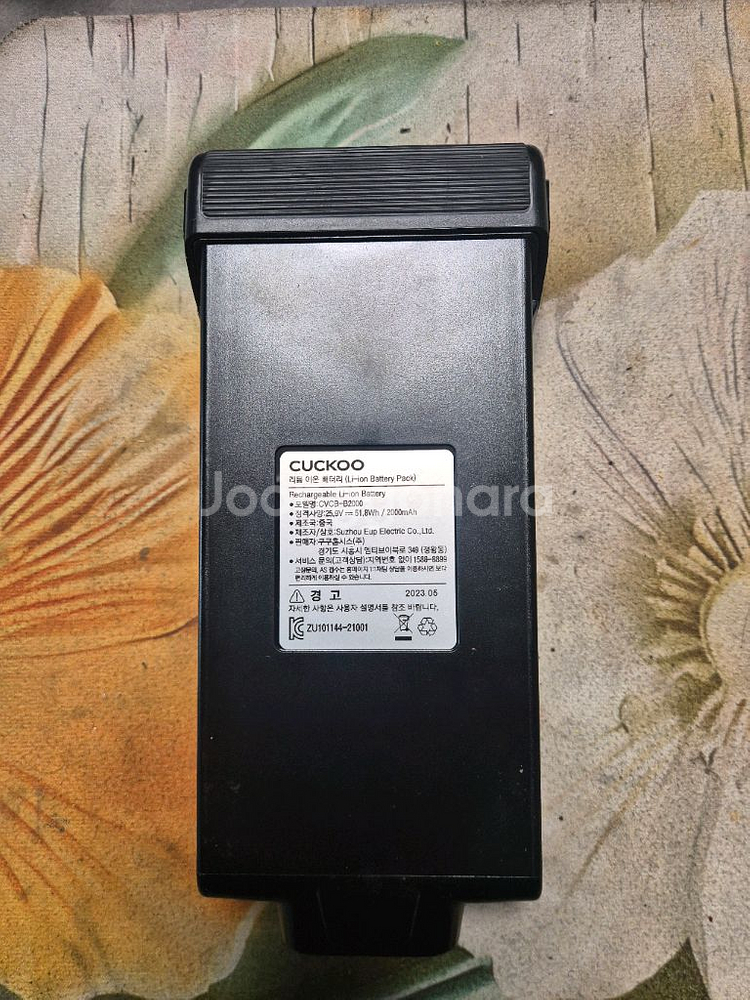 [정품] 쿠쿠 파워클론 무선청소기 배터리 상태좋고 작동잘됩니다--2