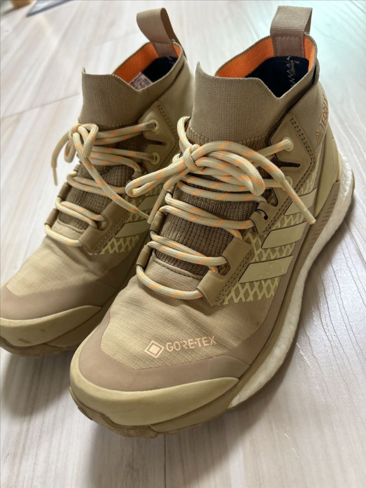 아디다스여성용 고어텍스 등산화/트레킹화 이미지