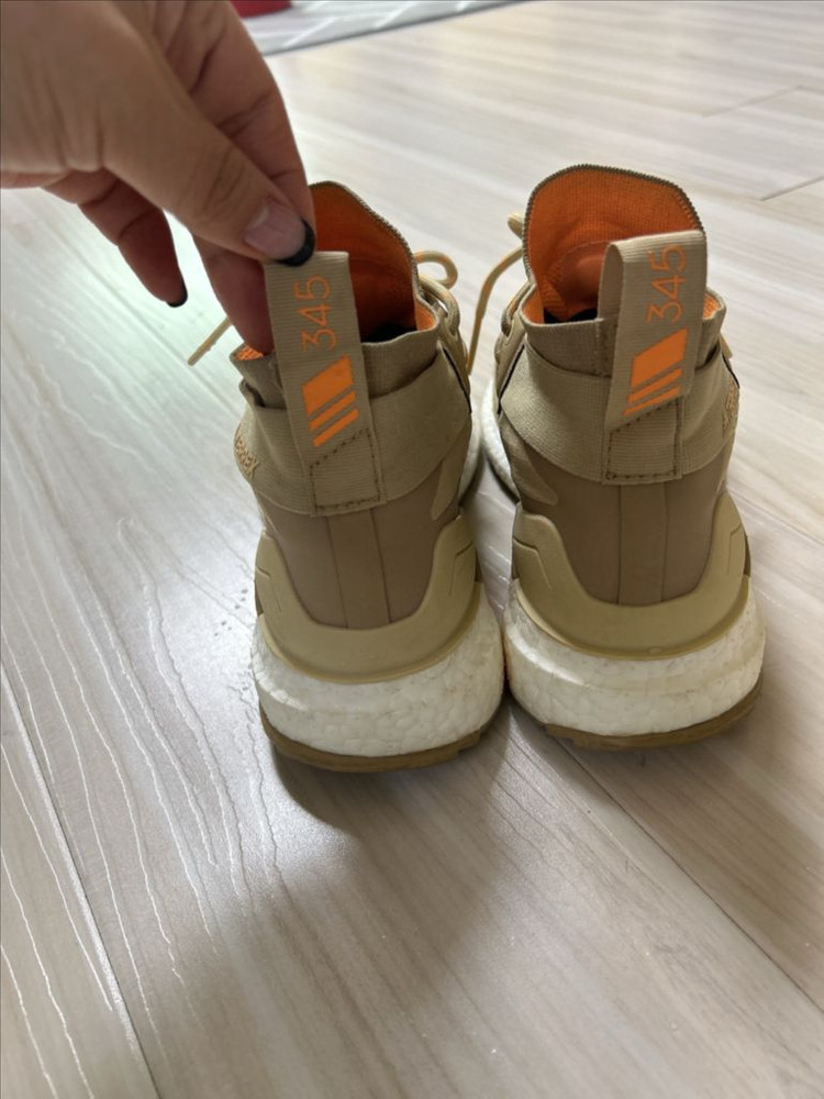 아디다스여성용 고어텍스 등산화/트레킹화 이미지