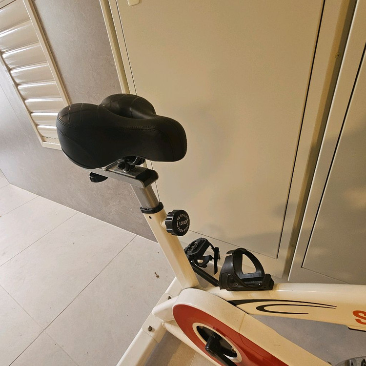 멜킨 스피닝 실내 자전거 판매합니다 이미지