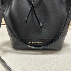 마이클코어스버킷백