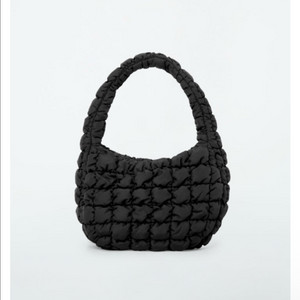 코스 퀼티드 미니백 블랙 정품 팝니다.