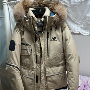 뉴발란스 패트롤 구스다운 베이지 사이즈M(95)팝니다