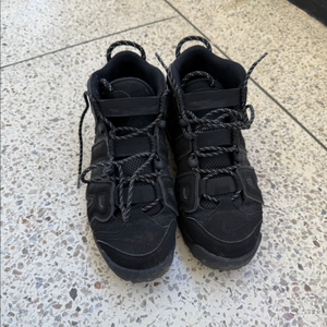 나이키 에어모어 업템포 트리플블랙 275