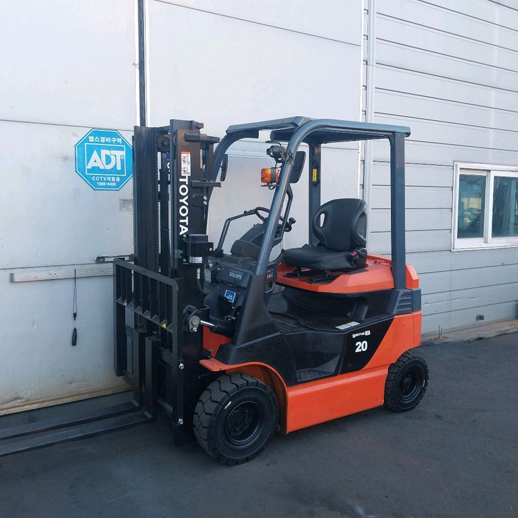도요다전동지게차2.0톤 사이드쉬프트 장착 2020년식 신차수준--2