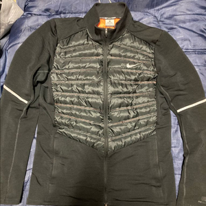 나이키 에어로로프트 하이브리드자켓 m사이즈 팝니다