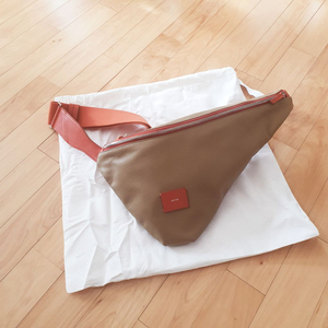 무신사 디토 슬링백 ( 정품 ) - USED