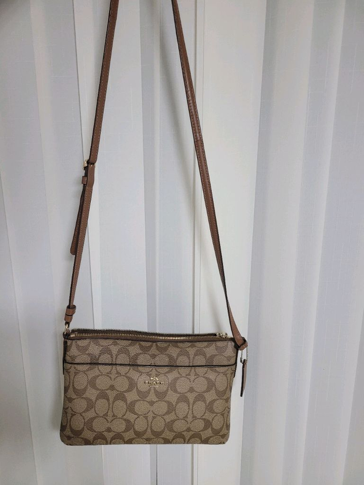 코치 크로스백 가방 이미지