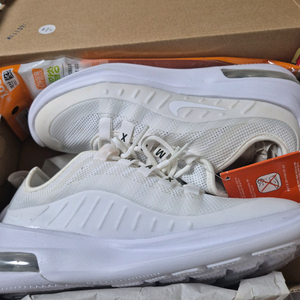 나이키 에어맥스 엑시스 흰색 운동화