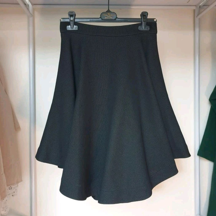 비비안웨스트우드 블랙 언발헴 볼륨 플레어 스커트--1