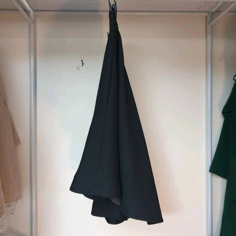 비비안웨스트우드 블랙 언발헴 볼륨 플레어 스커트--2