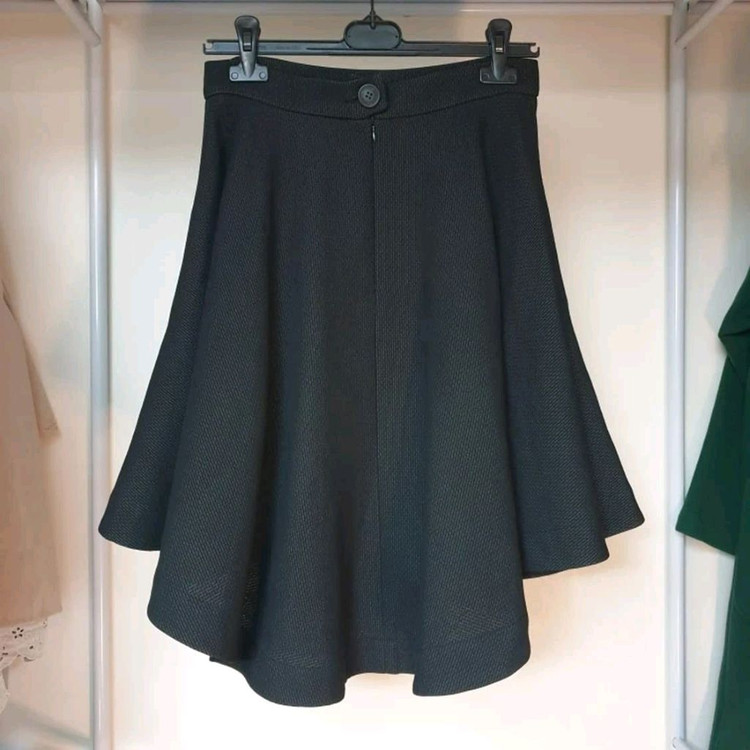 비비안웨스트우드 블랙 언발헴 볼륨 플레어 스커트--3