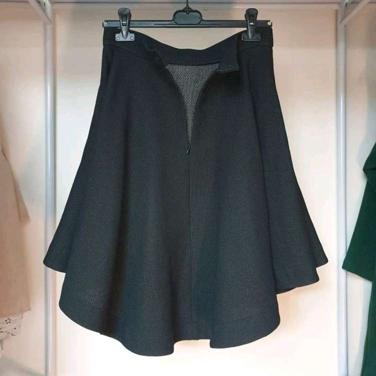 비비안웨스트우드 블랙 언발헴 볼륨 플레어 스커트--4