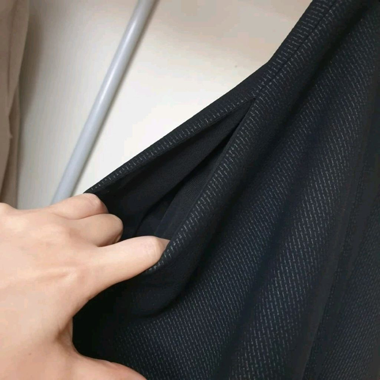 비비안웨스트우드 블랙 언발헴 볼륨 플레어 스커트--5