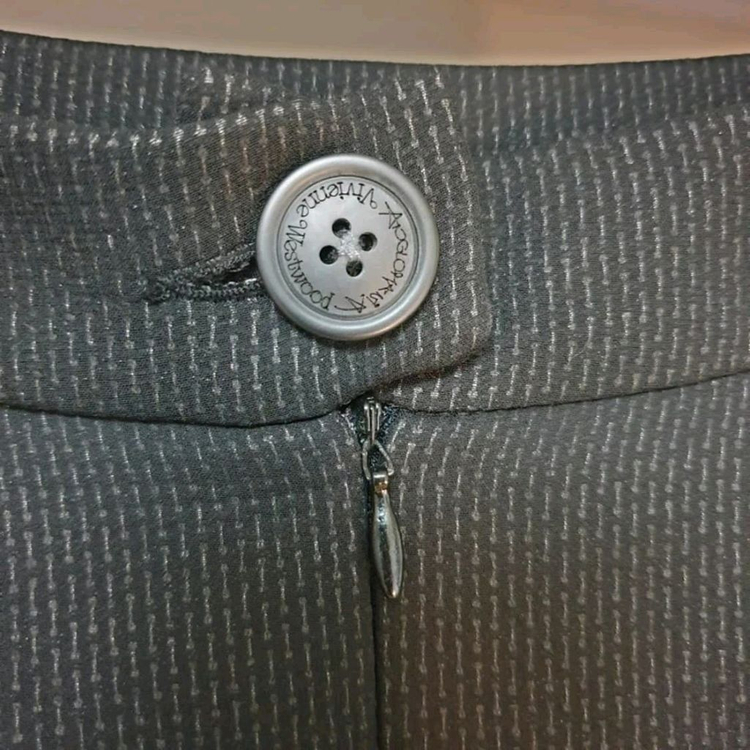 비비안웨스트우드 블랙 언발헴 볼륨 플레어 스커트--6