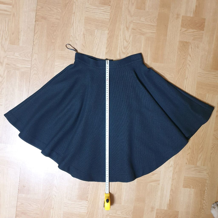 비비안웨스트우드 블랙 언발헴 볼륨 플레어 스커트--8