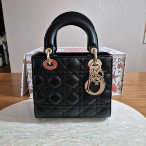 디올 레이디 디올 스몰 샴페인골드 블랙 백 풀구성