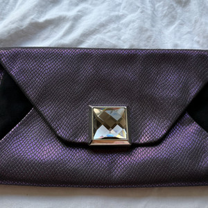 니나리치 보라색 뱀피 클러치백