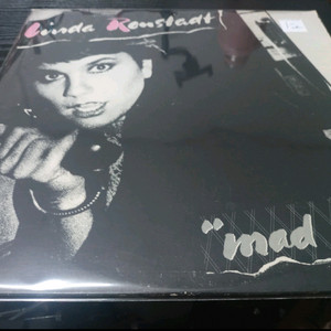 Linda Ronstadt의 Mad Love LP 레코드판입니다