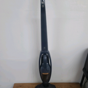 일렉트로룩스 무선청소기 WQ61-1EDB(거의A급,세척및청소완,삼성 배터리 교체>1시간24분연속작동)